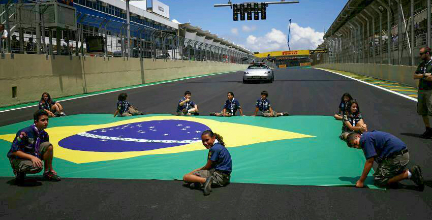Escoteiros na abertura do Grande Prêmio de Fórmula 1