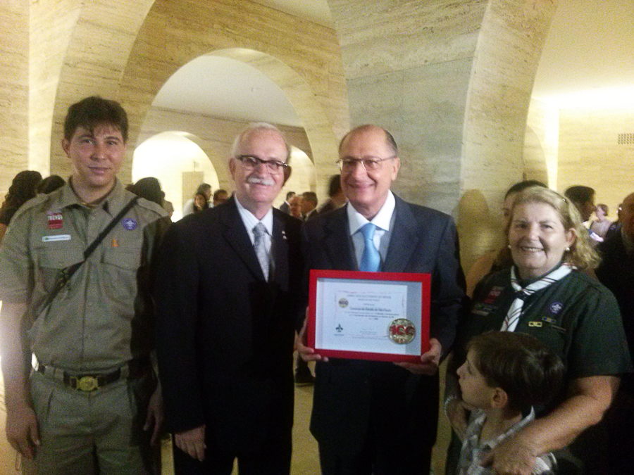 Governador de SP recebe Moeda Comemorativa do 1º Centenário do Escotismo no Estado de SP