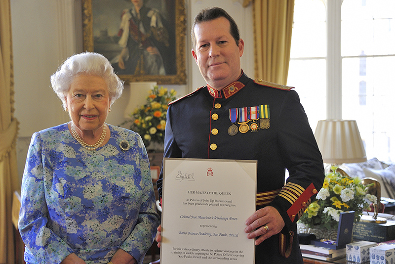 Escoteiro é agraciado com certificado pela Rainha Elizabeth II