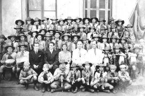 De terno branco o Prefeito Fábio Junqueira Franco e o senhor José Jacintho Sobrinho.