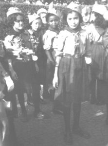 Escoteiros e Escoteiras do 2º Grupo Escolar O grupo, era composto por 100 escoteiros e um corpo assistencial formado por meninas.