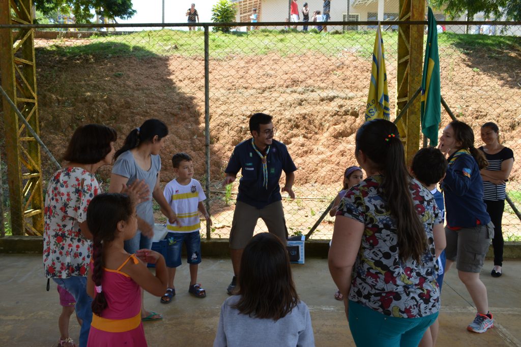 Escoteiros-sp-em-acao-atividade-comunitaria-quarupe-piedade-pioneiro-voluntario-cancao-crianca