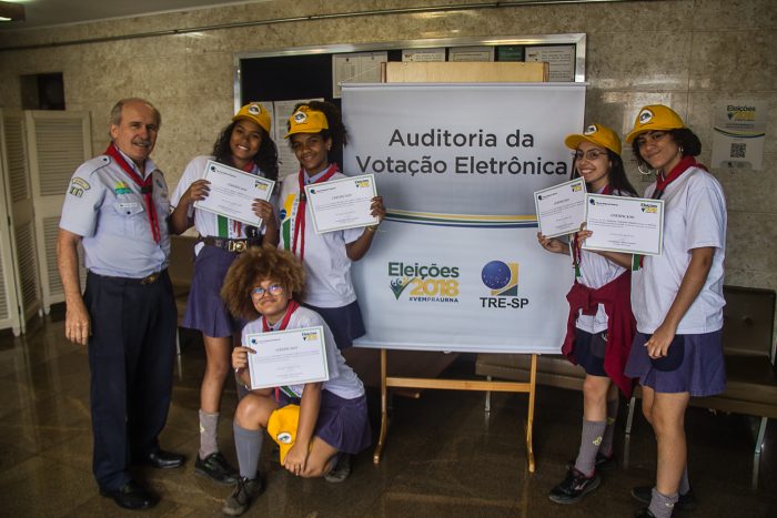 Escoteiros participam de auditoria das urnas eletrônicas