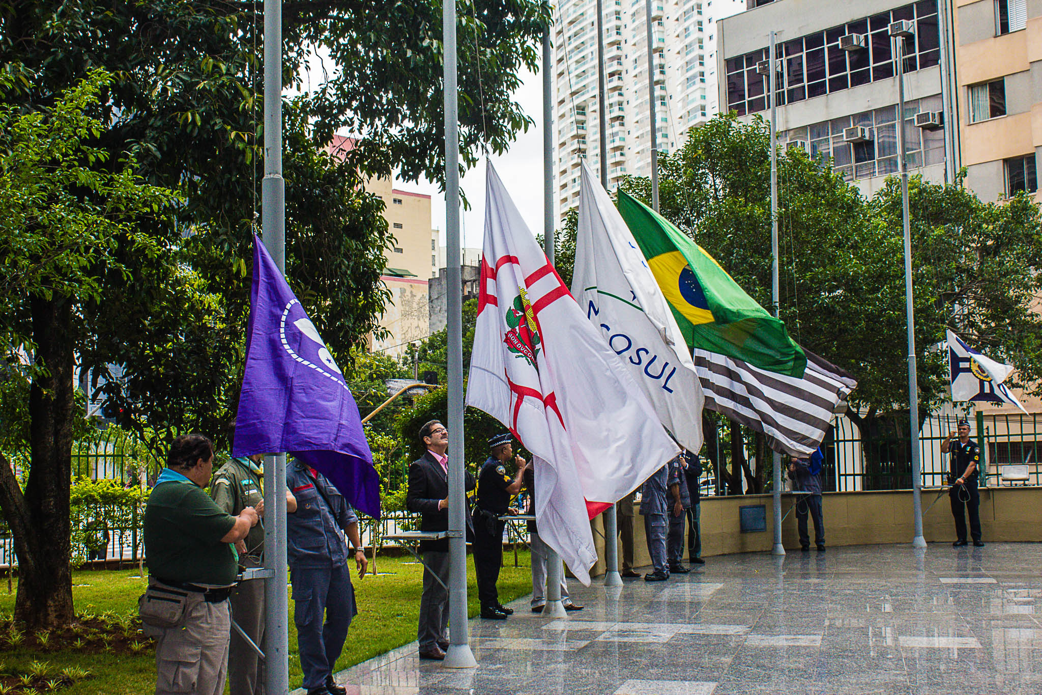Hasteamento da Bandeira na Câmara Municipal dá início ao Mês do Escoteiro