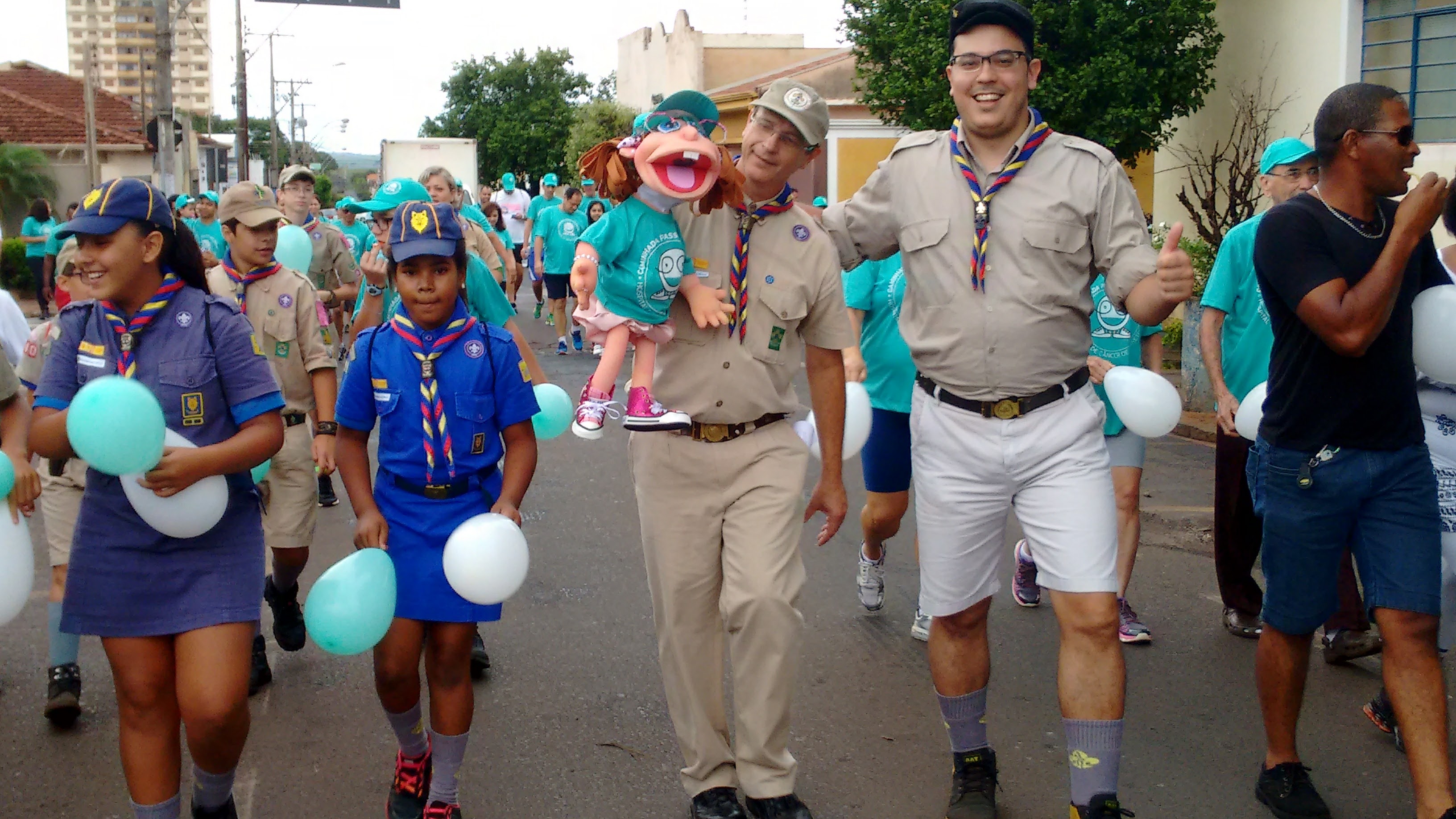 Escoteiros participam de caminhada sobre conscientização do Câncer Infantojuvenil