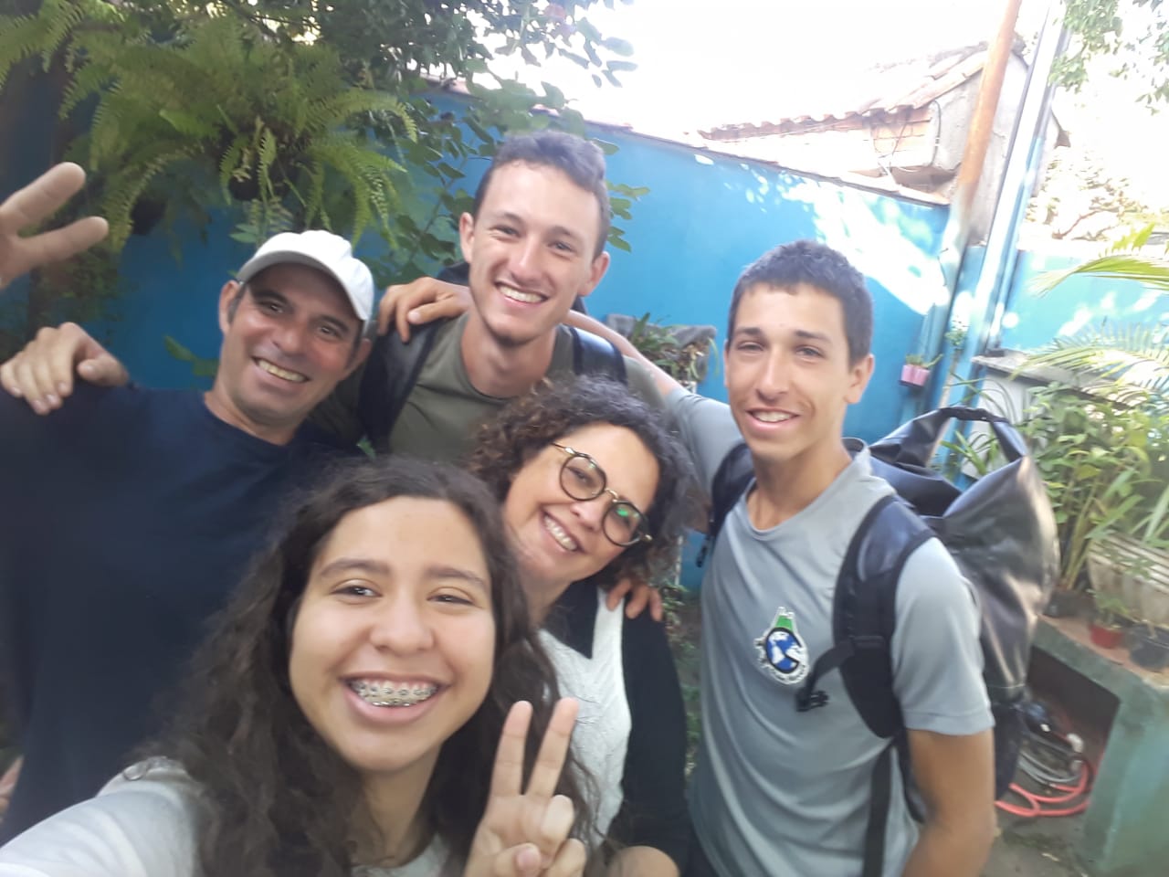 Escoteira de São Paulo oferece hoho para ciclistas franceses