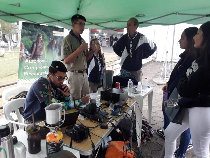 Escoteiros marcam presença na feira USP e as Profissões