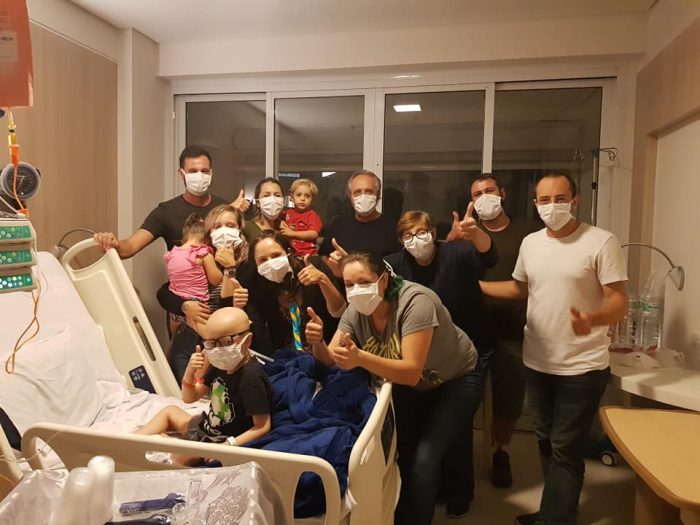 Lobinho recebe notícia de “pega” de medula transplantada no Dia do Escoteiro