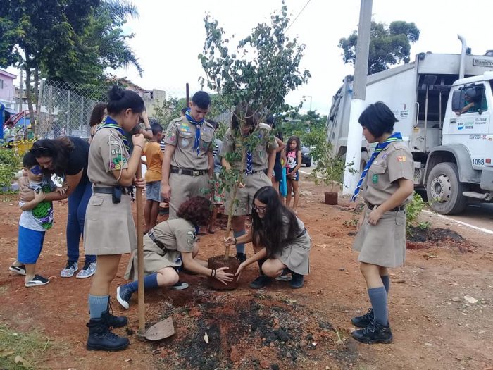 Escoteiros plantam mais de 60 mudas na zona leste de São Paulo
