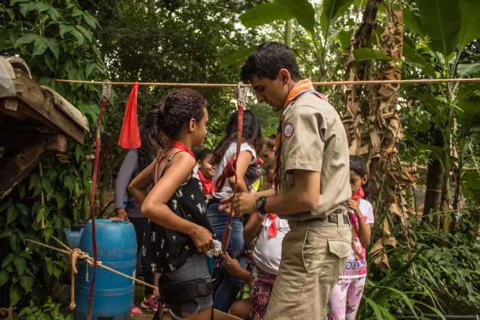Escoteiros de Araraquara fazem atividade com Oficina das Meninas