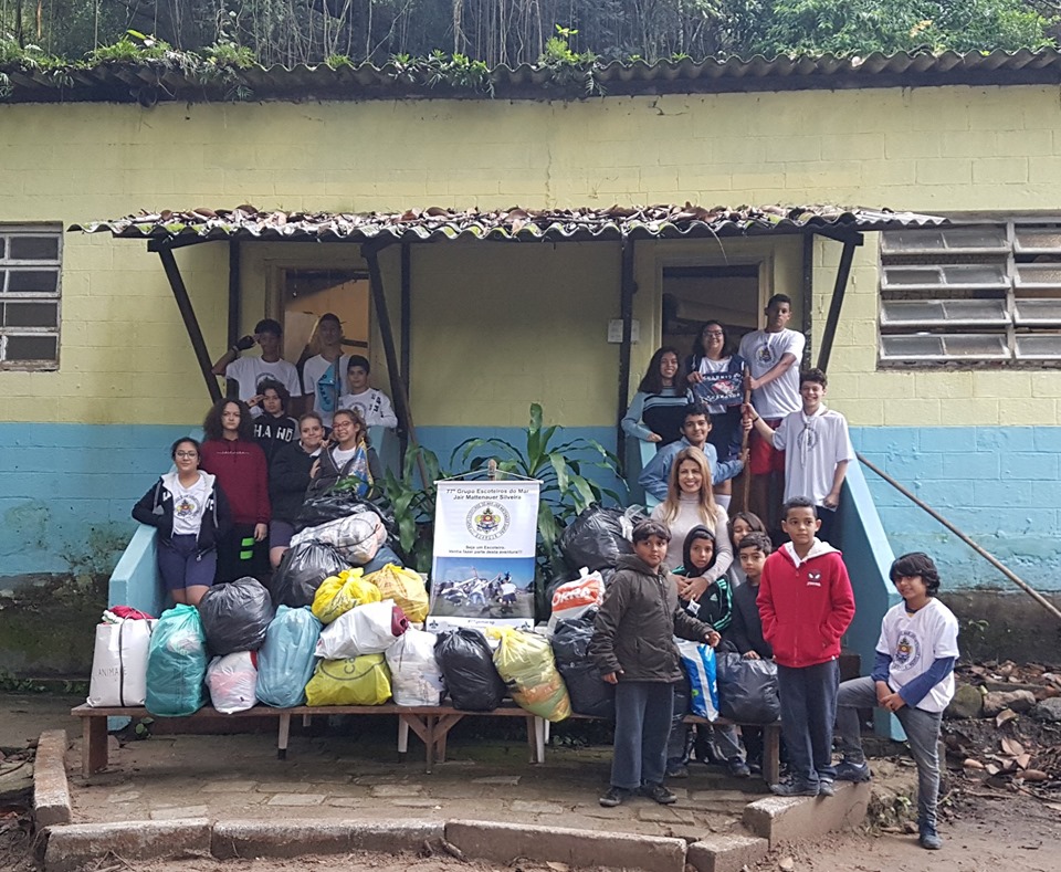 Grupo Escoteiro arrecada mais de mil peças de agasalho no Guarujá