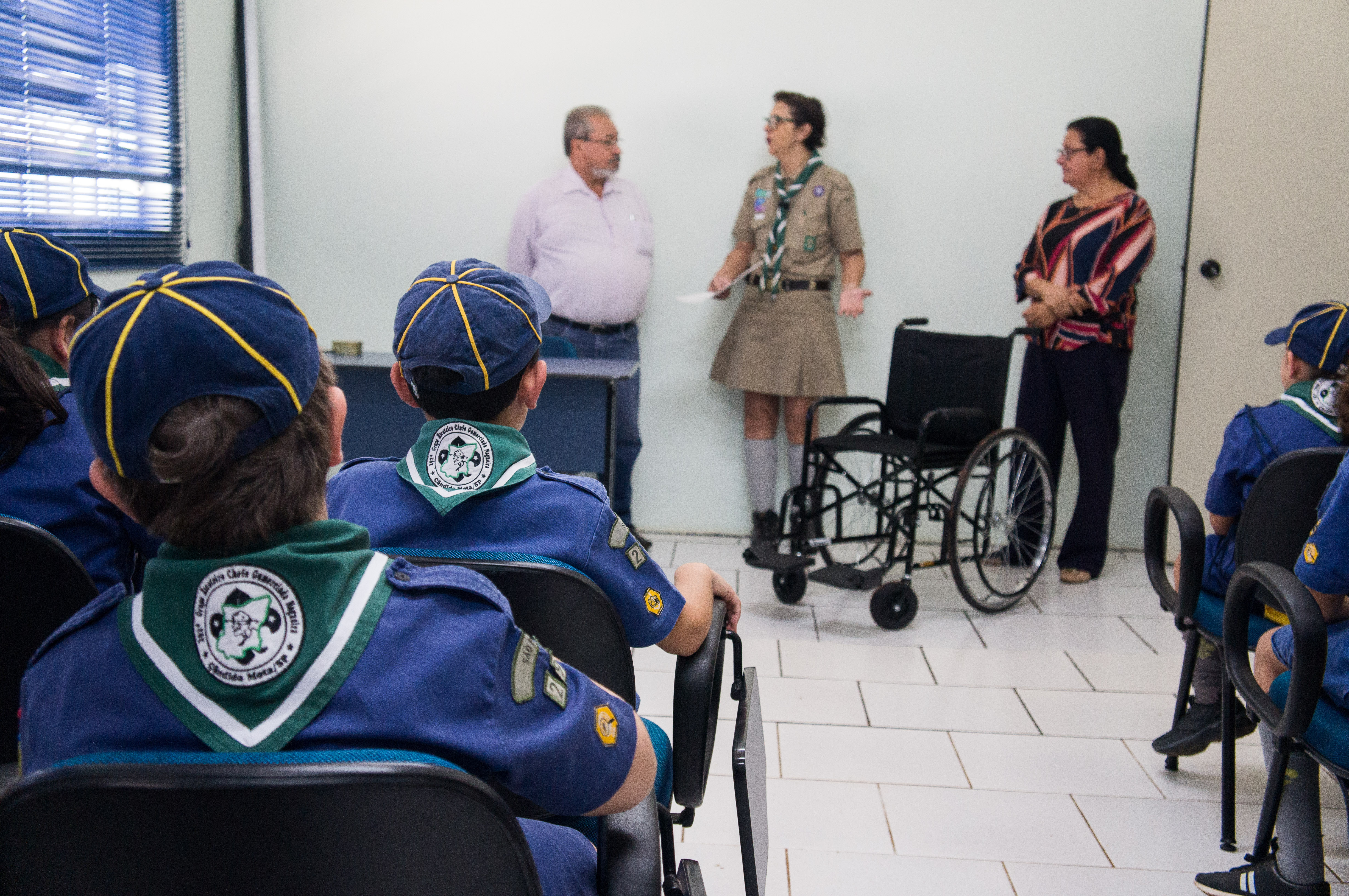Grupo Escoteiro doa cadeira de rodas à Santa Casa