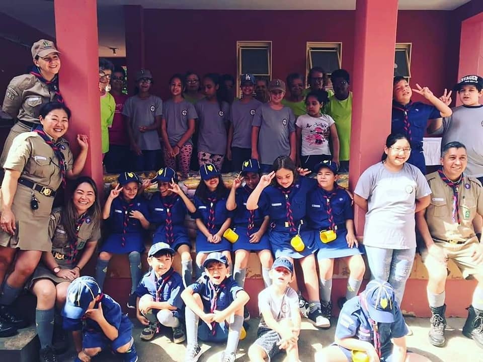 Escoteiros de Bastos doam cestas básicas para associação que combate o câncer