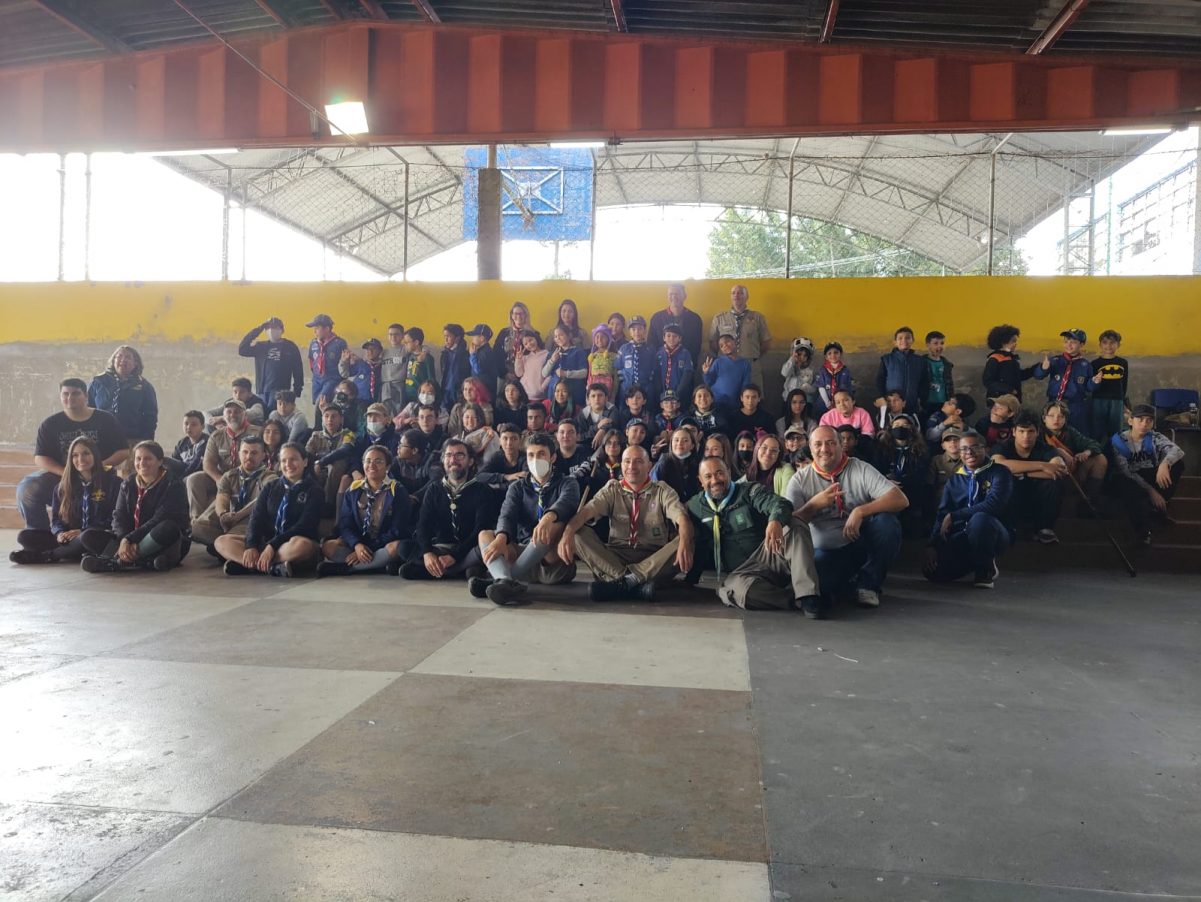 Grupo Escoteiro realiza atividade na Escola Estadual Stefan Zeiwg