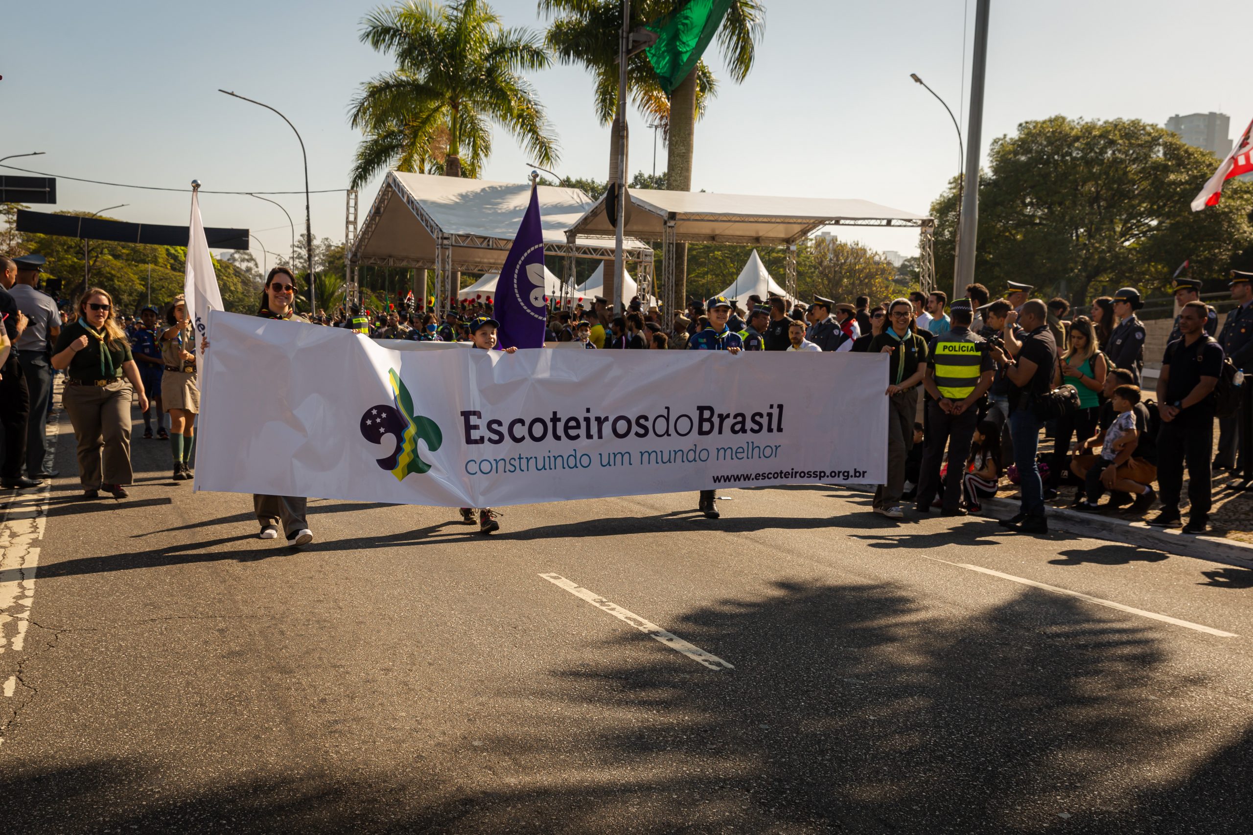 Escoteiros participam do Desfile Cívico de 9 de julho no Ibirapuera
