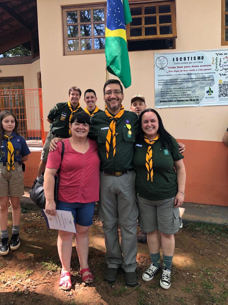 Grupo Escoteiro entrega medalha de bons serviços a escotista