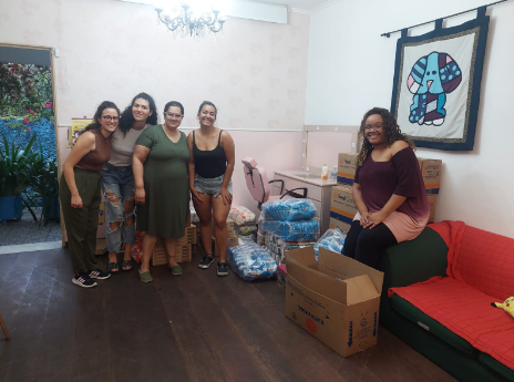 Jovem arrecada mais de 400 kg de alimentos para ajudar mulheres em situação de vulnerabilidade.