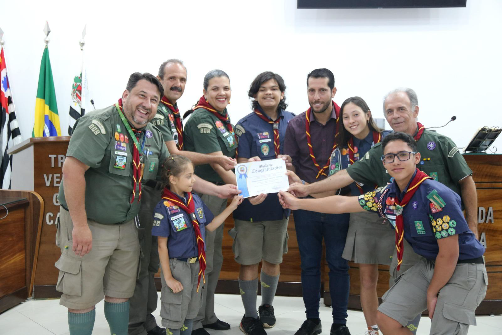Grupo Escoteiro Grifo Caçador recebe homenagem na Câmara de Vereadores em Atibaia