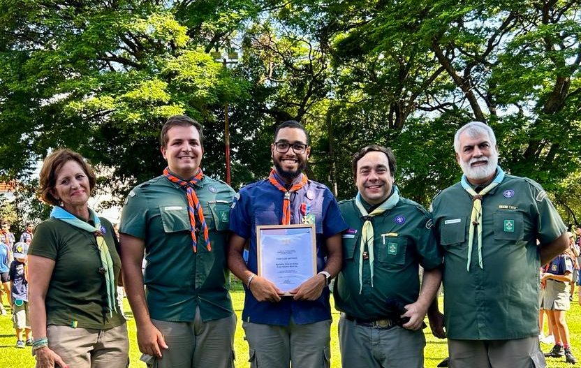 Membros do Grupo Escoteiro Araraquara recebem as medalhas Caio Vianna e Tucano de Prata