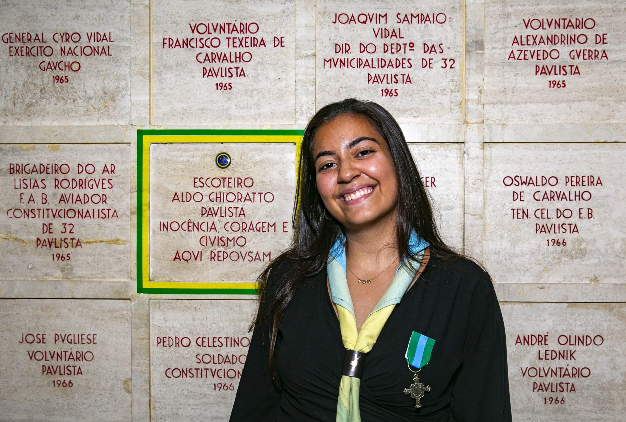 Jovem Pioneira Recebe Medalha “Heróis Anônimos”