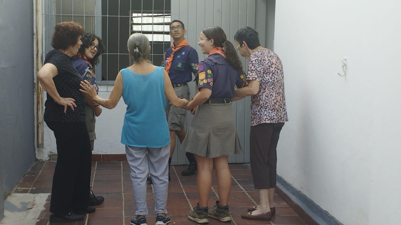 Seniores realizam atividades interativas e recreativas para os idosos no Centro-Dia