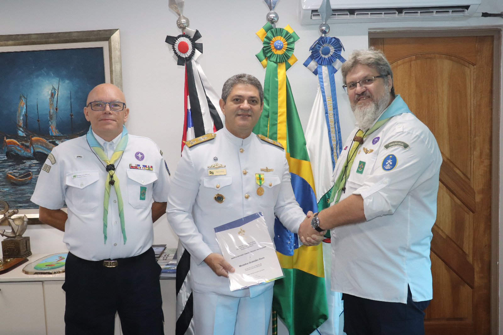 Almirante da Marinha do Brasil é condecorado com Medalha Gratidão Ouro
