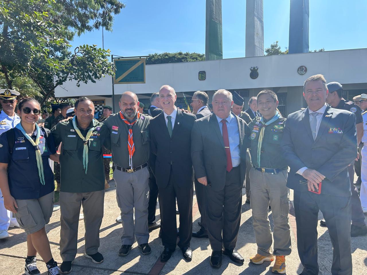 Escoteiros participam de homenagem ao Dia da Vitória