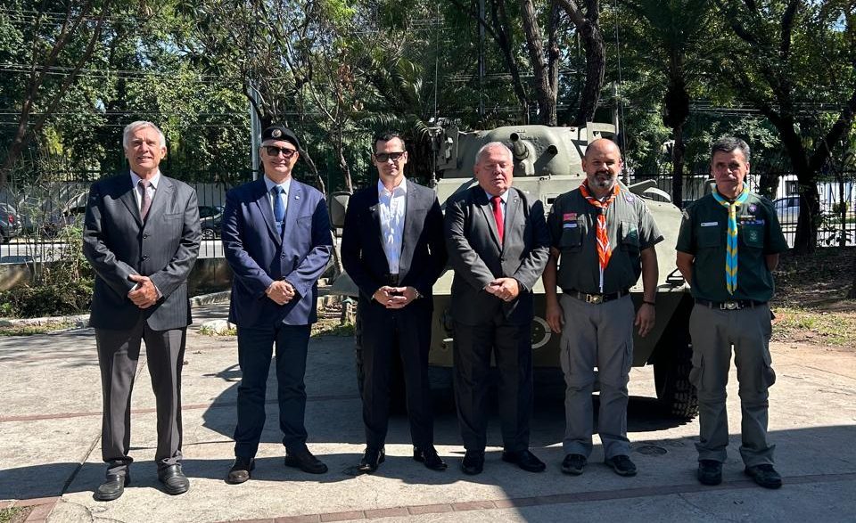 Escoteiros participam de homenagem ao Dia da Vitória