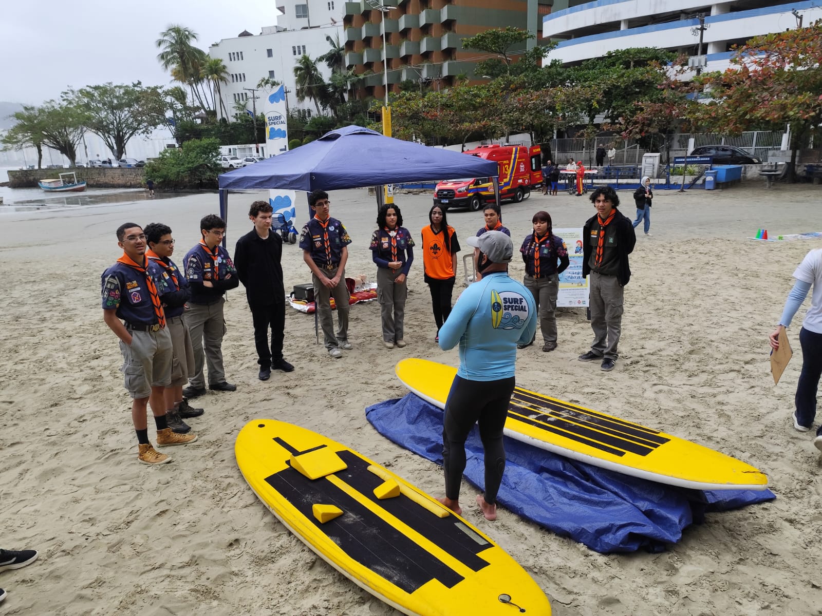 Escoteiros vivenciam inclusão e desafios no mar em atividade com a Surf Special e Transpetro