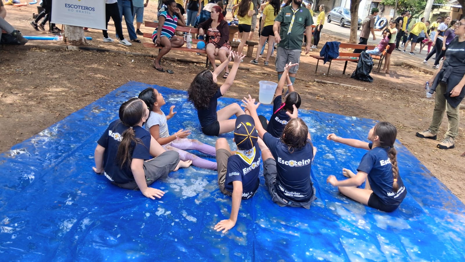 Grupo Escoteiro São Mário participa do MutCom 2025 com ação comunitária no bairro Algodoal