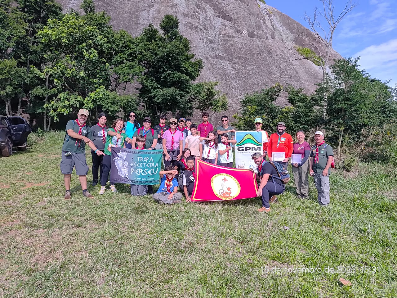 Jovens da Tropa Perseu realizam atividade de trilha e escalada em Pedra Bela