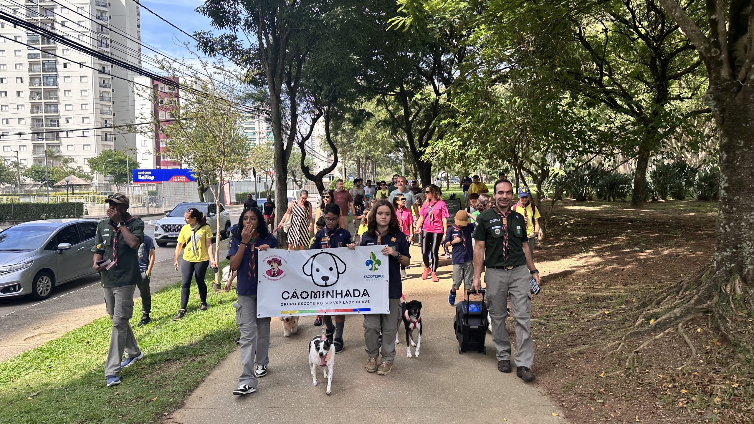Cãominhada Escoteira mobiliza comunidade em São José dos Campos em apoio à causa animal