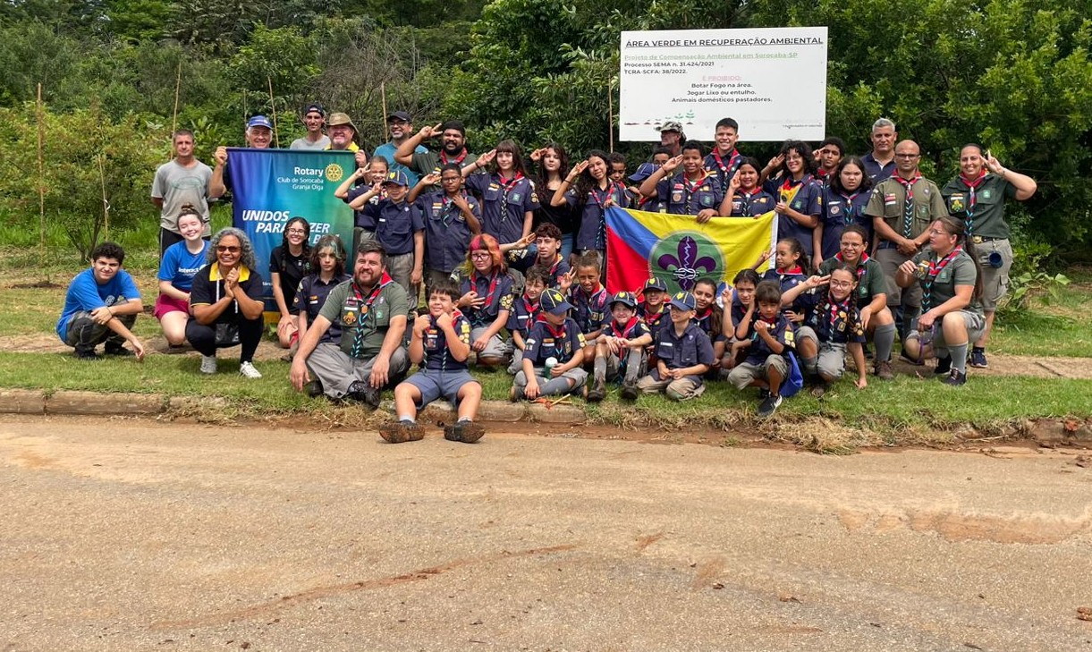 Escoteiros participam de plantio de 121 árvores em Sorocaba